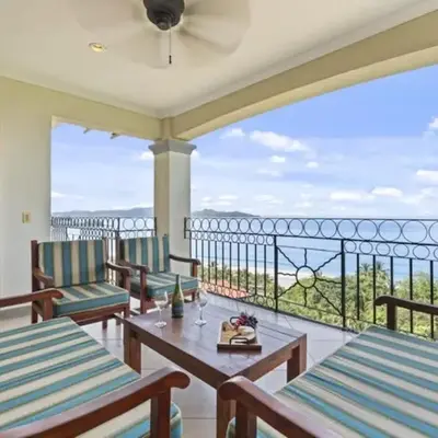 Stunning Condo with Panoramic Beach