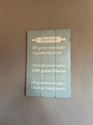 a white sign on a wall with writing on it at Apartamento Einoah in Puerto Limón
