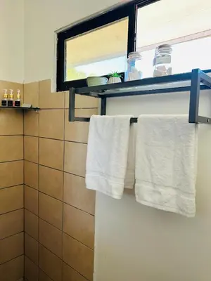 a bathroom with white towels on a towel rack at Apartamento Einoah in Puerto Limón