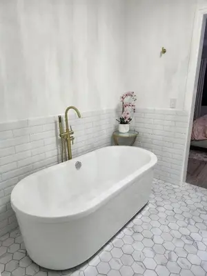 a white bath tub in a white bathroom at Beautiful and cozy home in Alajuela City