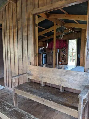 an empty room with a bench in a cabin at Marcana Occidente in San Ramón