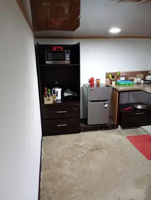 a kitchen with a counter and a microwave at Marcana Occidente in San Ramón
