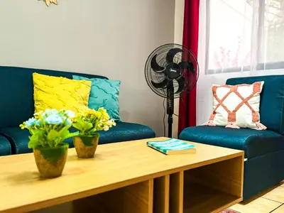 a living room with two blue couches and a coffee table at Brisa Amatista - Casa completa y centrica en San Ramón #2 in San Ramón