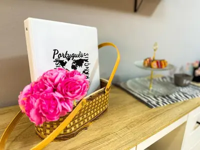 a basket with a pink flower on a counter with a book at Brisa Amatista - Casa completa y centrica en San Ramón #2 in San Ramón