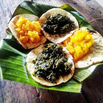 a plate of food on a green leaf at Somos Zapatón Catarata EL REY in Zapatón