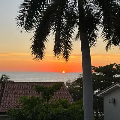 Beach Front Condo for 10 people