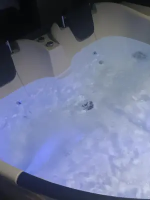 a bath tub filled with snow on top of a floor at Paradise Experience Costa Rica in Pueblo Nuevo
