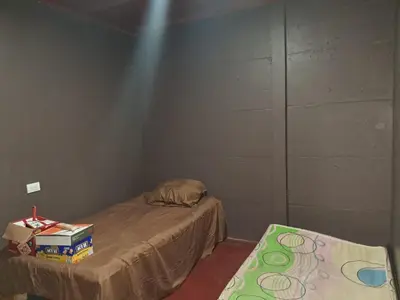 a small bedroom with a bed and a table at Casa Lilly in Pejibaye
