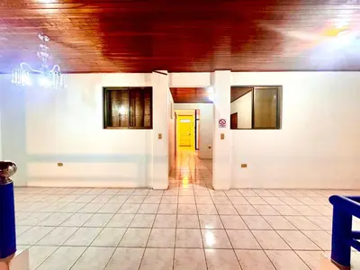 a room with a hallway with a yellow door at Hostel La Perla in Puntarenas