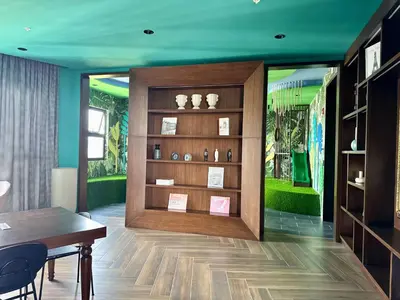 a room with a table and a shelf with vases on it at Bosques de bambú in San José