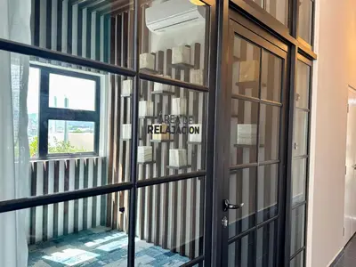 a door in a room with a window at Bosques de bambú in San José
