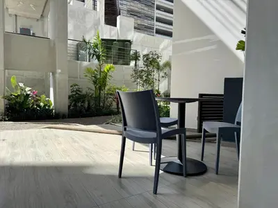 a dining room with chairs and a table in a house at Bosques de bambú in San José