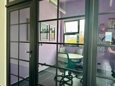 a room with a table and a glass door at Bosques de bambú in San José