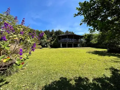 a large yard with a house in the background at Vista de montaña in Barva