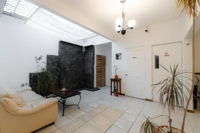 a living room with a couch and a table at Habitación doble económica - Casa Esmeralda in San José