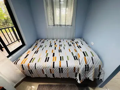 a bed in a room with a window at Cabina de las Hojas Monteverde in Monteverde Costa Rica