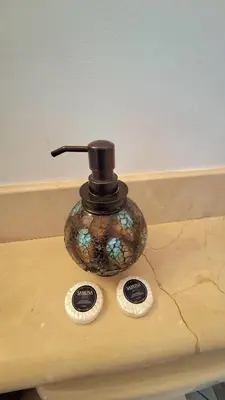 a vase sitting on top of a table at Relajante apartamento cerca de tamarindo in Garita