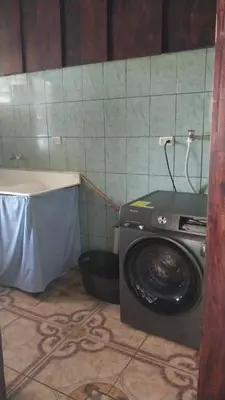 a washing machine in a bathroom with a table at Doucemaison in Tilarán