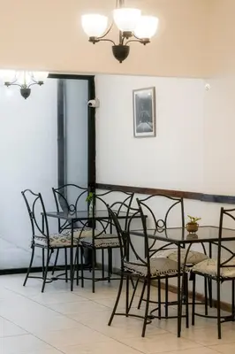 a group of chairs and a table in a room at Habitacion familiar - Casa Esmeralda in San José
