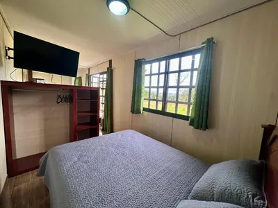 a bedroom with a bed and a window at ZuGranjita Alojamiento1 in Alajuela City