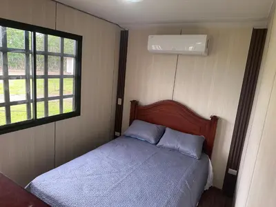 a small bedroom with a bed and a window at ZuGranjita Alojamiento1 in Alajuela City