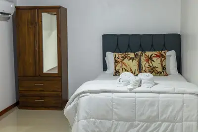 a bedroom with a bed with two towels on it at Apartamento Lantanas in Parrita