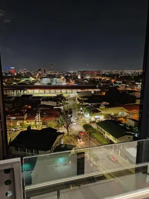 a view of a city at night from a building at Nuevo y moderno loft en Bö Escalante in San José