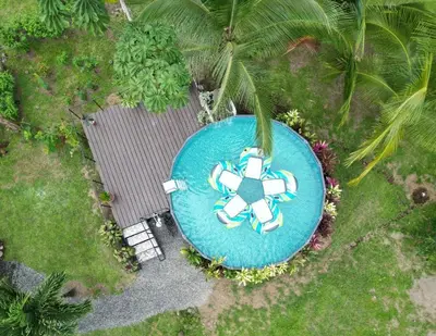 an aerial view of a swimming pool in a yard at Full equipado, WiFi, AC, vista volcán, 1er piso in Fortuna