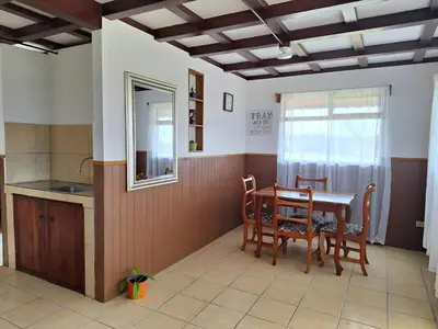 a kitchen and dining room with a table and chairs at Casa Vacacional floreva in Tapantí