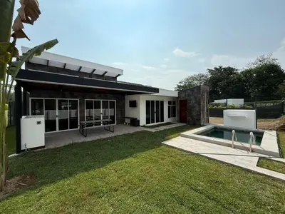 a house with a swimming pool in the yard at Casa kai in Agujas