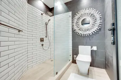 a bathroom with a toilet and a mirror at Beachfront2 bed 2 bathPortreroFlamigo-Marina in Playa Flamingo