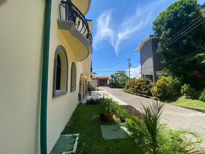 a building with a yard next to a street at Apartment 4 personas, full equipado, Santa ana , San Jose Costa Rica in Isla Herradura