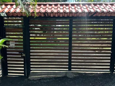 a gate to a building with a red roof at Arrecife in Tapantí
