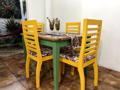 a green table with three chairs and a table with a plant at Casita Vintage AC in Turrialba