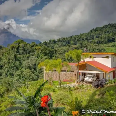 Romantic Retreat Volcano View! River Trail!