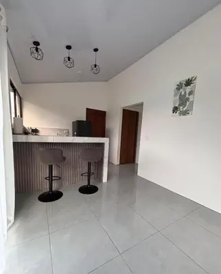 a kitchen with two bar stools in a room at The Slothie's House in Tapantí
