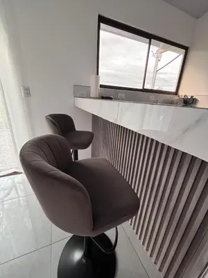 a living room with a chair and a mirror at The Slothie's House in Tapantí