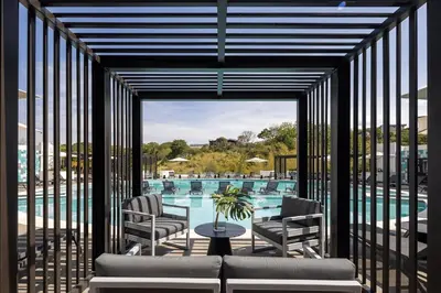 a patio with chairs and a table and a pool at Cerca del Estadio Nacional Sabana Núcleo Apartamento 'Casa Bientenveo' in San José