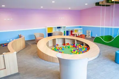 a childrens play room with a round table with balls in it at Cerca del Estadio Nacional Sabana Núcleo Apartamento 'Casa Bientenveo' in San José