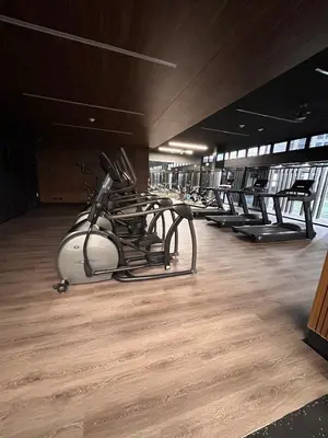 a row of exercise bikes lined up in a gym at Cerca del Estadio Nacional Sabana Núcleo Apartamento 'Casa Bientenveo' in San José