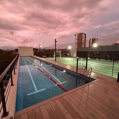 a swimming pool on the roof of a building at Cerca del Estadio Nacional Sabana Núcleo Apartamento 'Casa Bientenveo' in San José