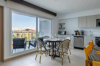 a kitchen and dining room with a table and chairs at Viva Jaco in Jacó