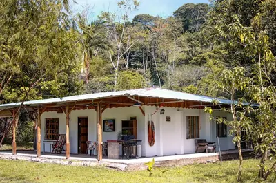 a white house in the middle of a forest at Casa de Campo en Rivas de Pérez Zeledon in Rivas