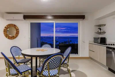 a kitchen and dining room with a table and chairs at Viva Jaco in Jacó