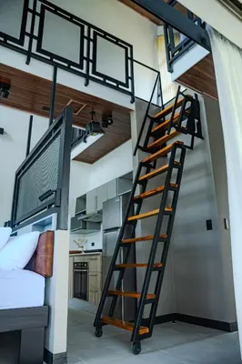 a room with two bunk beds and a ladder at Villa Bosque CR in Turrialba