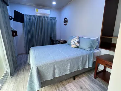 a hotel room with a bed and a table at Villa Binomio in Naranjito