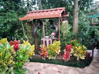 a garden with a gazebo with flowers at Bromelias in Tambor