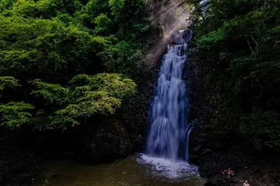 a waterfall in the middle of a forest at Roma del mar - Vila s bazénem a krásným výhledem na moře in Paquera