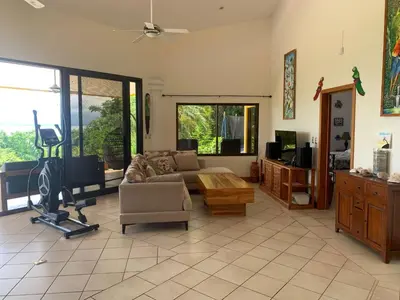 a living room with a couch and a table at Roma del mar - Vila s bazénem a krásným výhledem na moře in Paquera