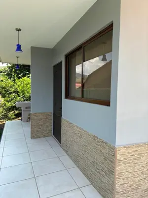 a room with a door and a window at Casa de descanso in San Pablo